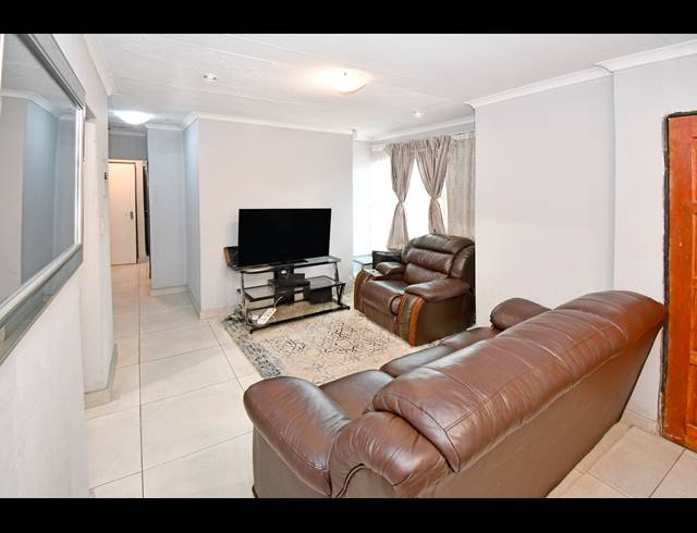 3 BEDROOM HOUSE FOR SALE IN LOMBARDY EAST